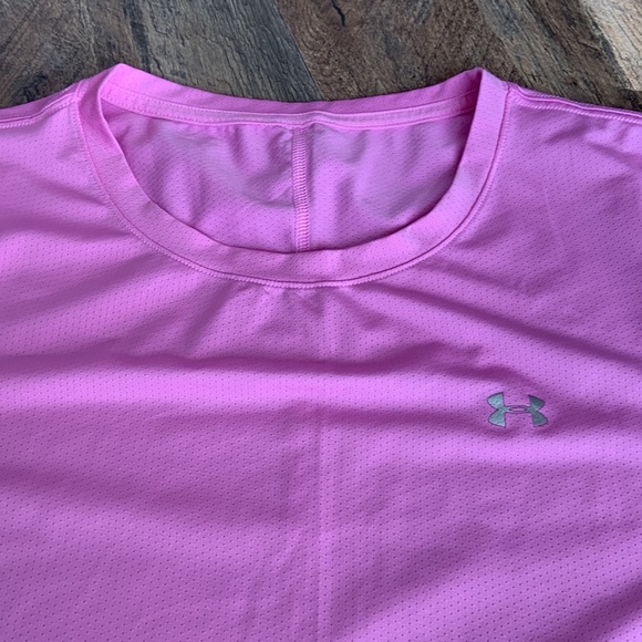 UA women’s T-shirt - Picture 2 of 3